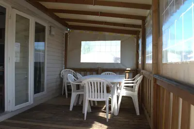 Balcon ou terrasse dans l'établissement Mobil home luxe 8 personnes avec wifi