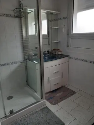 Salle de bains dans l'établissement Maison à louer week-end des 24h