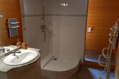 Salle de bains dans l'établissement Gîte Maison Anjou 14 personnes Logis de la Porte Saint Jean