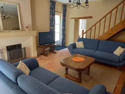 Coin salon dans l'établissement Gîte Maison Anjou 14 personnes Logis de la Porte Saint Jean