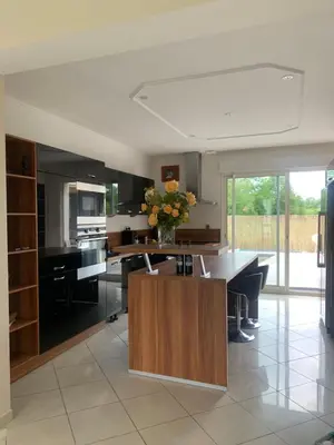 Cuisine ou kitchenette dans l'établissement Villa avec piscine aux portes du circuit des 24 heures