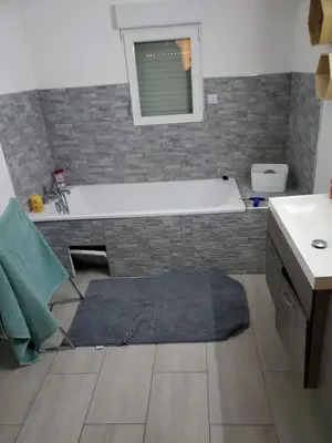 Salle de bains dans l'établissement proche circuit 24h du mans Maison 3 chambres