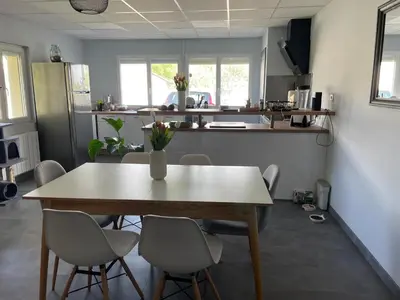 Cuisine ou kitchenette dans l'établissement Gîte confortable avec piscine, parking et Wi-Fi à La Suze-sur-Sarthe - FR-1-410-399