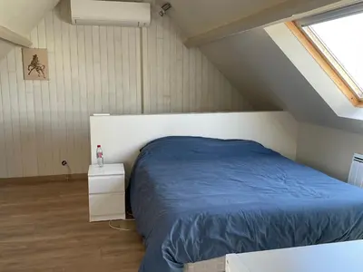 Un ou plusieurs lits dans un hébergement de l'établissement Gîte confortable avec piscine, parking et Wi-Fi à La Suze-sur-Sarthe - FR-1-410-399