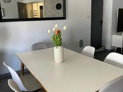 Télévision ou salle de divertissement dans l'établissement Gîte confortable avec piscine, parking et Wi-Fi à La Suze-sur-Sarthe - FR-1-410-399