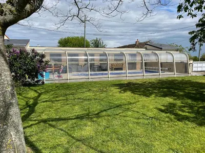 Jardin de l'établissement Gîte confortable avec piscine, parking et Wi-Fi à La Suze-sur-Sarthe - FR-1-410-399