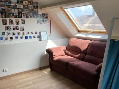 Coin salon dans l'établissement Gîte confortable avec piscine, parking et Wi-Fi à La Suze-sur-Sarthe - FR-1-410-399