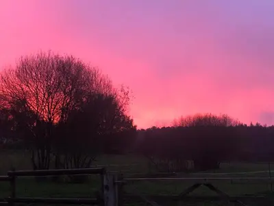 Lever ou coucher de soleil vu de le séjour chez l'habitant ou à proximité