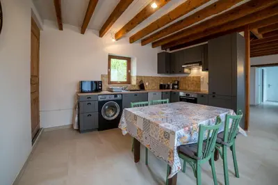 Cuisine ou kitchenette dans l'établissement Moulin de Gaubourg