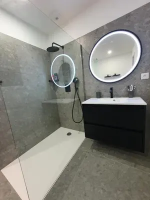 Salle de bains dans l'établissement Chambres près du circuit