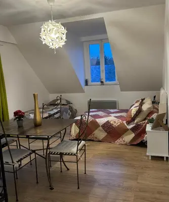 Coin salon dans l'établissement Studio lumineux de 35m2 au cœur de Solesmes