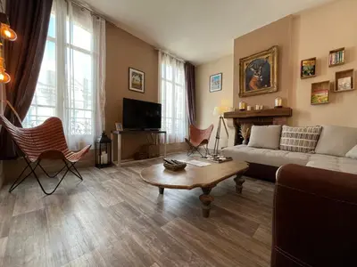 Télévision ou salle de divertissement dans l'établissement Côté Château - Grand appartement au cœur de Blois