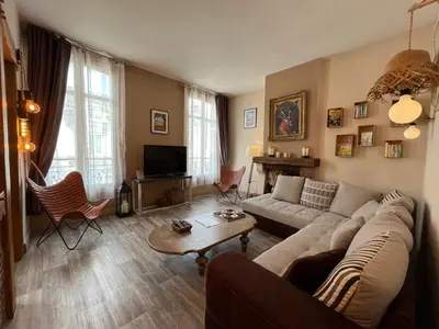 Télévision ou salle de divertissement dans l'établissement Côté Château - Grand appartement au cœur de Blois