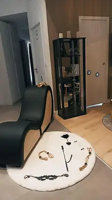 Coin salon dans l'établissement L'incognito - Romantisme - Vin - Jacuzzi