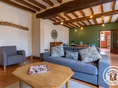 Coin salon dans l'établissement Gîte de groupe avec salle de jeux, jardin 4000m², proche forêt de Chandelais et Zoo de la Flèche - FR-1-622-56