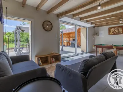 Coin salon dans l'établissement Gîte de groupe avec salle de jeux, jardin 4000m², proche forêt de Chandelais et Zoo de la Flèche - FR-1-622-56