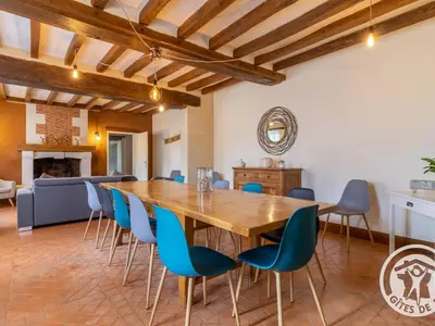 Cuisine ou kitchenette dans l'établissement Gîte de groupe avec salle de jeux, jardin 4000m², proche forêt de Chandelais et Zoo de la Flèche - FR-1-622-56