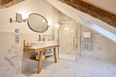 Salle de bains dans l'établissement Domaine de la Commanderie de Ballan