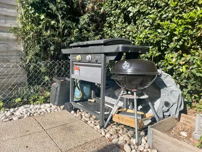 Barbecue disponible mis à disposition des clients de la maison de vacances