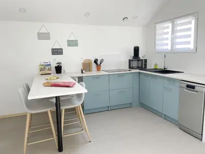 Cuisine ou kitchenette dans l'établissement Logement entier à la campagne proche du circuit et du zoo de la Flèche