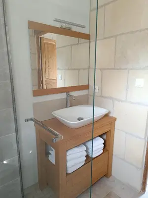 Salle de bains dans l'établissement Gîte de la Grand Maison le Noyer