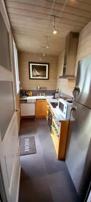 Cuisine ou kitchenette dans l'établissement Villa Maignan 15 couchages 24h Le Mans