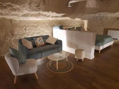 Coin salon dans l'établissement La Grotte du Bonheur