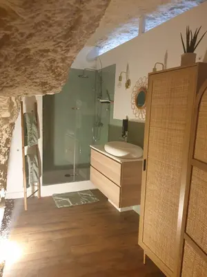 Salle de bains dans l'établissement La Grotte du Bonheur