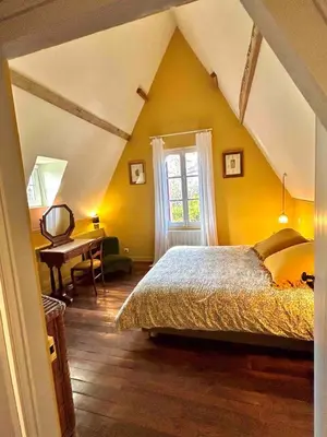 Un ou plusieurs lits dans un hébergement de l'établissement Jolie maison avec jardin proche du centre ville mais au calme comme à la campagne