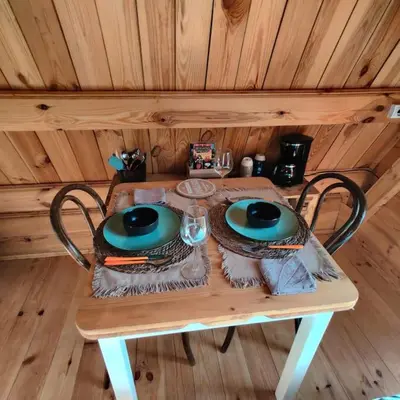 Plateau bouilloire dans l'établissement Tipi Apache des monteaux