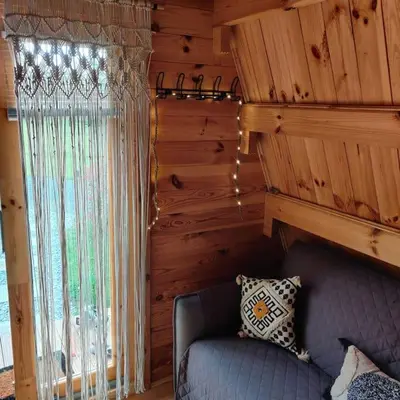 Coin salon dans l'établissement Tipi Apache des monteaux