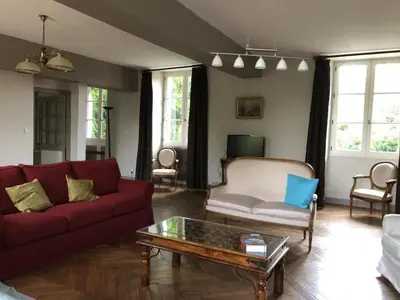 Coin salon dans l'établissement Gîte historique avec piscine privée, proche de Chinon - FR-1-381-530