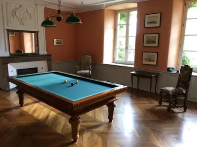 Billard dans l'établissement Gîte historique avec piscine privée, proche de Chinon - FR-1-381-530