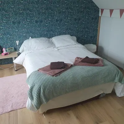 Un ou plusieurs lits dans un hébergement de l'établissement Chambre dans maison proche 24h du mans