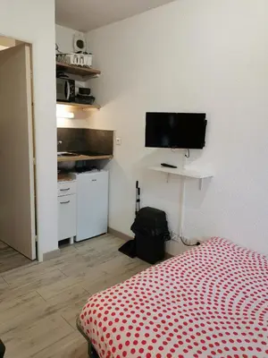 Cuisine ou kitchenette dans l'établissement Studio meublé équipé calme et bien situé