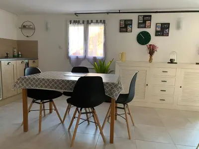 Cuisine ou kitchenette dans l'établissement Logement à 5 minutes du circuit