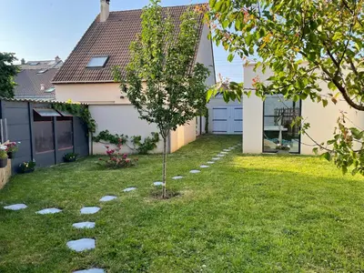 Jardin de l'établissement À 900 M de l'entrée du Circuit des 24 heures
