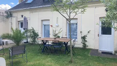 Jardin de l'établissement La Paisible - Maison 6 pers piscine - Le Mans centre