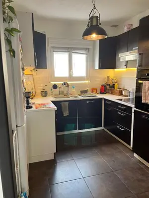 Cuisine ou kitchenette dans l'établissement Maison entière 6 à 8 personnes au Mans proche circuit