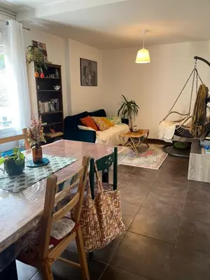 Coin salon dans l'établissement Maison entière 6 à 8 personnes au Mans proche circuit