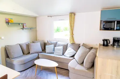 Coin salon dans l'établissement Mobil-home 6/8 personnes - Camping Siblu **** Domaine de Dugny