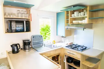 Cuisine ou kitchenette dans l'établissement Mobil-home 6/8 personnes - Camping Siblu **** Domaine de Dugny