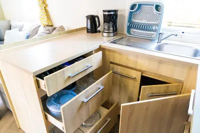 Cuisine ou kitchenette dans l'établissement Mobil-home 6/8 personnes - Camping Siblu **** Domaine de Dugny