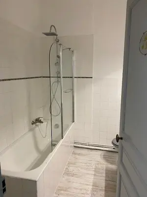 Salle de bains dans l'établissement Le Castel de Bréhémont