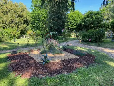 Jardin de l'établissement Le Castel de Bréhémont