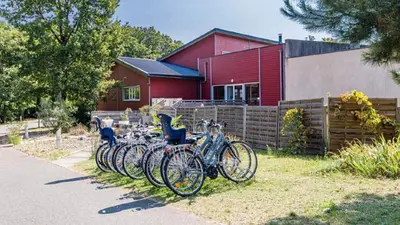 Vélo sur le terrain de l'établissement Richelieu et les mille châteaux ou dans les environs