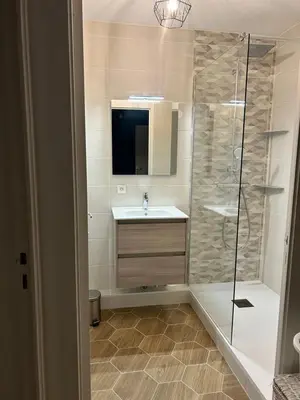 Salle de bains dans l'établissement Appartement une chambre proche centre ville et transports
