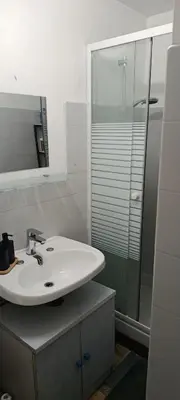 Salle de bains dans l'établissement Loue maison 24h du Mans voiture,moto