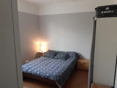 Un ou plusieurs lits dans un hébergement de l'établissement Loue maison 24h du Mans voiture,moto