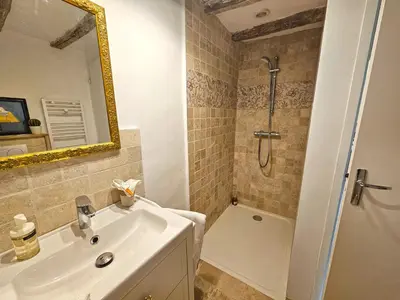 Salle de bains dans l'établissement La Crocherie : Gîte des Elfes - Free Wifi & Smart TV